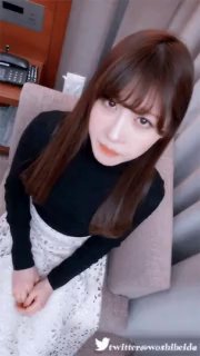 学生制服新人短发妹！脱光光自慰秀！贫乳肥唇蝴蝶B，掰穴揉搓一脸骚样，拿跳蛋震动阴蒂
